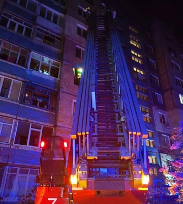 В Каменском российский беспилотник попал в жилую 9-этажку: горят квартиры