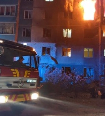 Росія вдарила безпілотником по житловій девʼятиповерхівці в Кам'янському
