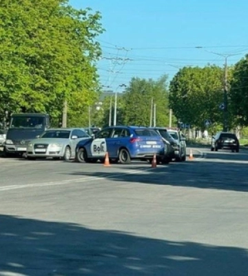 У Луцьку на Відродження – ДТП за участю таксі: рух транспорту ускладнений