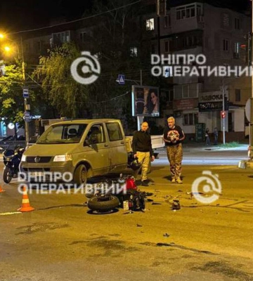 У Дніпрі на Слобожанському мотоцикліст врізався у Chevrolet та &quot;перелетів&quot; через нього: відео