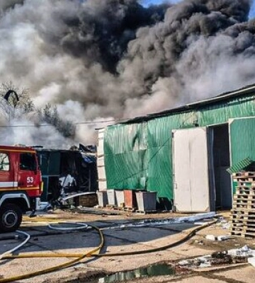 Росіяни атакували Дергачі на Харківщині: пошкоджено підприємства, постраждали двоє працівників. ФОТОрепортаж