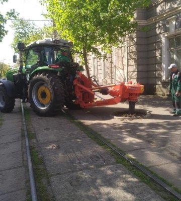 В Одесі комунальники продовжують роботи з корчування пнів