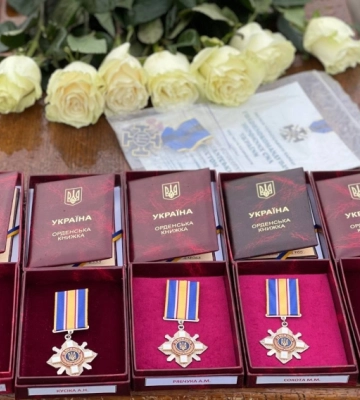 Рідним полеглих шістьох українських воїнів передали державні  нагороди