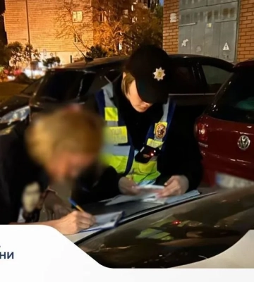 В Киеве подросток нахамил пожилой женщине за замечание за русскую музыку: на мать юноши составили протокол