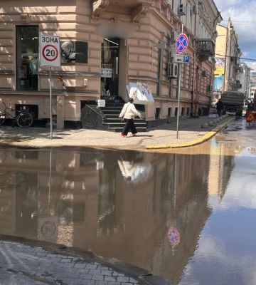 На Січових Стрільців в Івано-Франківську затопило вулицю: ФОТОФАКТ