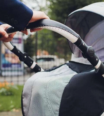 У Луцьку п'яна мати перекинула візок з дитиною. Її судили