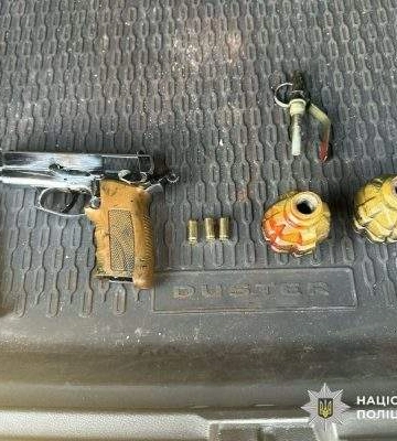 У Миколаєві чоловіка упіймали під час спроби продати гранати та пістолет