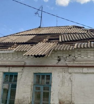 Унаслідок обстрілів Нікопольщини поранено чоловіка і пошкоджено адмінбудівлі та будинки. ФОТОрепортаж