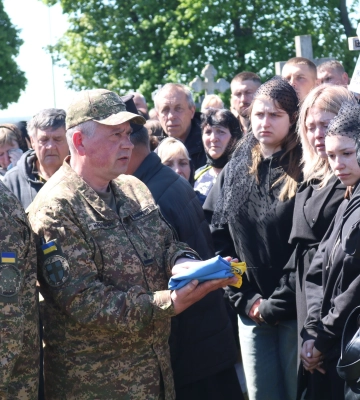 На Великдень страшна звістка сколихнула родину: на Волині попрощалися із загиблим захисником Романом Романюком