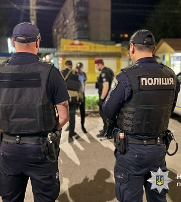 У Черкасах затримали чоловіка, якій на зупинці транспорту порізав двох молодиків. ФОТО