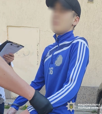 На Львівщині поліцейські викрили та затримали неповнолітнього збувача наркотиків