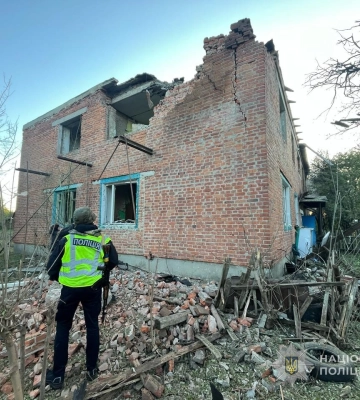 Ворог атакував ударними БпЛА село на Сумщині, є руйнування та постраждала, - поліція. ФОТО
