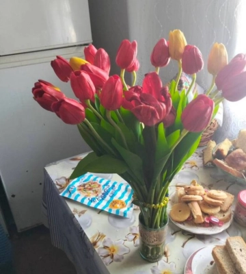 На Рівненщині хлопець викрав квіти біля стели полеглих захисників та подарував їх дівчині (ФОТО)