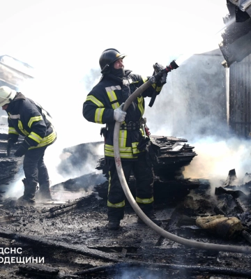 В Одесі загорілася станція техобслуговування: пошкоджено будівлю та авто, - ФОТО, ВІДЕО