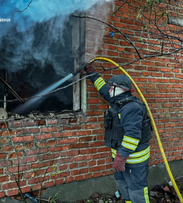 У Краснопіллі рятувальники ліквідували пожежу, спричинену ворожим ударом, та надали допомогу бабусі