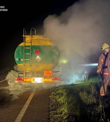 У Луцькому районі на дорозі загорівся бензовоз