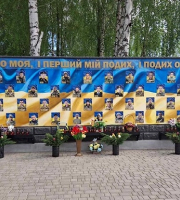 На Рівненщині хлопець вкрав квіти зі стели загиблих військових