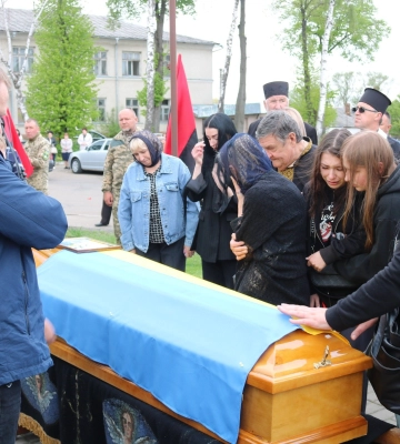 У Горохівській громаді попрощалися з Героєм Романом Романюком