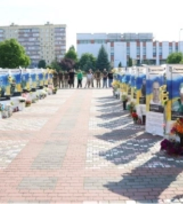 Оштрафували хлопців, які у Вараші танцювали біля алеї загиблих