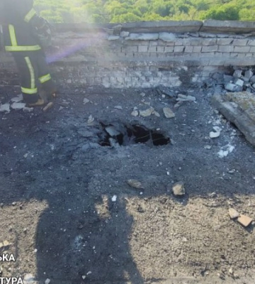 Зранку ворог атакував дроном багатоповерхівку в Харкові