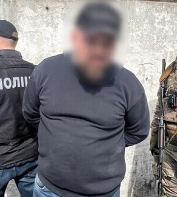 50 тис. дол. за &quot;липові документи&quot;: у Києві поліцейські затримали організатора схеми для ухилянтів. ФОТО