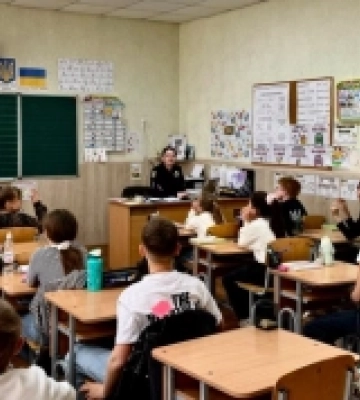 У Первомайську поліціянтка навчала дітлахів правил мінної безпеки