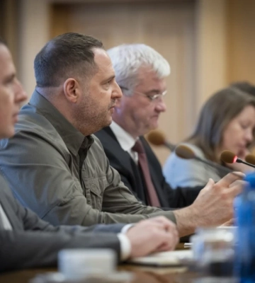 Українська делегація прибула до Лондона на перемовини: зустріч відбудеться між посадовцями нижчого рангу