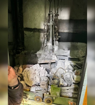 У Києві в будинку зірвався ліфт з людиною всередині — фото та відео