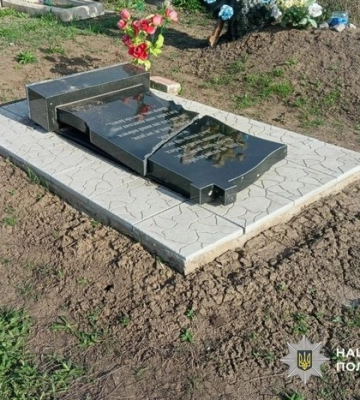 На Дніпропетровщині жінка на ВАЗ розтрощила декілька поховань на кладовищі На Дніпропетровщині жінка на ВАЗ розтрощила декілька поховань на кладовищі