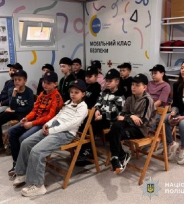 У Миколаєві ювенальні поліцейські та рятувальники навчали гімназистів у мобільному класі