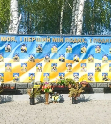 На Рівненщині хлопець викрав квіти біля стели полеглих захисників та подарував їх дівчині (ФОТО)