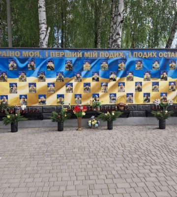 На Рівненщині хлопець викрав квіти біля стели полеглих захисників та подарував їх дівчині (ФОТО)
