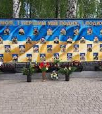 На Рівненщині хлопець вкрав квіти з меморіалу та подарував їх дівчині