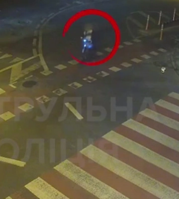 У Києві оштрафували жінку, яка керувала електросамокатом у стані спʼяніння — відео У Києві оштрафували жінку, яка керувала електросамокатом у стані спʼяніння — відео