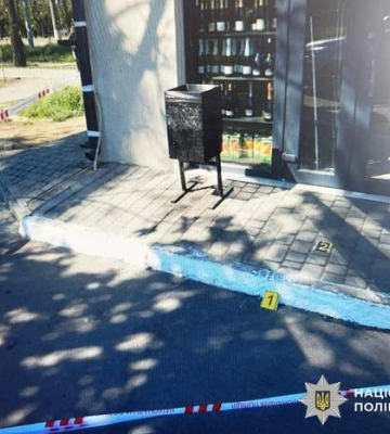 В Николаеве пьяный мужчина открыл стрельбу возле магазина: пуля попала в грудь оппоненту