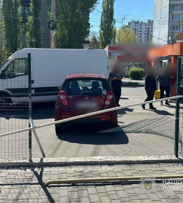 В Одесі автомобіль на тротуарі вчавив дитину у мікроавтобус