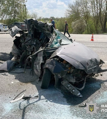 На Хмельниччині після тарану з вантажівкою перекинувся легковик, до лікарні потрапили двоє людей. ФОТО