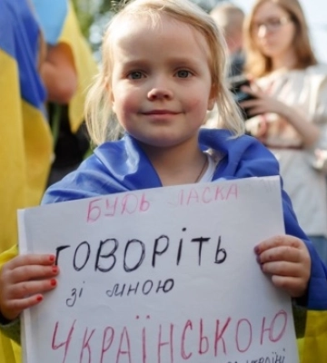 Столичний салон краси звільнив працівницю за відмову обслуговувати українською