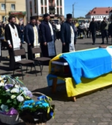 На Рівненщині попрощались з солдатом, який поліг на Донеччині
