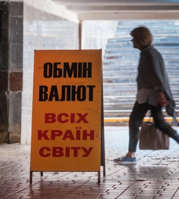 Курс валют на 28 квітня: гривня продовжує девальвувати