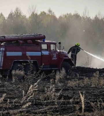 Рятувальники виявили тіло чоловіка під час ліквідації загоряння трави на Київщині