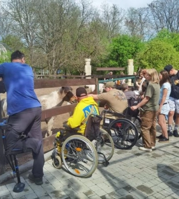 До зоопарку у Рівному завітали захисники, які проходять реабілітацію (ФОТО)