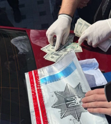 В Одесі посадовця не змогли притягнути до відповідальності за хабар у три тисячі доларів