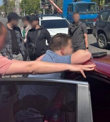 На Одещині псевдоадвокат за 15 000 доларів обіцяв зняти чоловіка з військового обліку