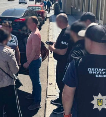 На Одещині псевдоадвокат за 15 000 доларів обіцяв зняти чоловіка з військового обліку