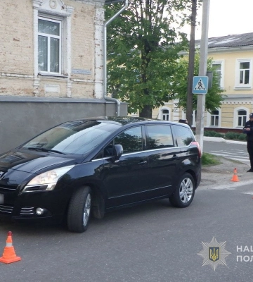У Глухові, що на Сумщині, легковик збив стареньку жінку на велосипеді, - поліція