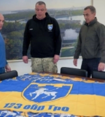Миколаївська громада передала воїнам 123-ї бригади ТрО особливі подарунки — українські прапори