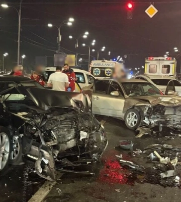 У Києві зіткнулися шість автівок, у поліції кажуть, що винуватець ДТП був п&#039;яний