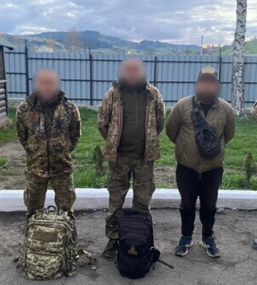 Зафіксувала фотопастка: троє жителів Черкащини намагались незаконно перетнути кордон через гори