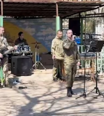 Для детей в Мелитополе устроили концерт гастролирующих вояк (видео)